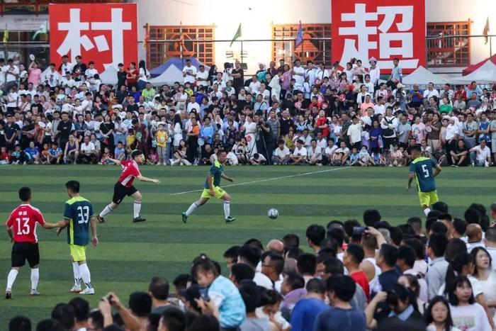 国际年夜城市上海，斑斓女孩林月（林志玲 饰）在街角经营着一家全手工建造的巧克力店。她的日本人老友木场总一郎（池内博之 饰）来华十年，此前曾是北海道夕张的滑雪场救助员，现在在异国异乡进行绘画创作。总算成功举行小我画展的木场，一向巴望和林月走进婚礼殿堂，可是曾的一段旧事成为二人世难以超越的藩篱。昔时心怀画家胡想的林月以留学生身份来到北海道进修，她前后结识了木场及其同事兼老友星野守（福地佑介 饰）。喜好做巧克力送给同亲的星野热忱开畅，他自动出击，与林月越走越近。